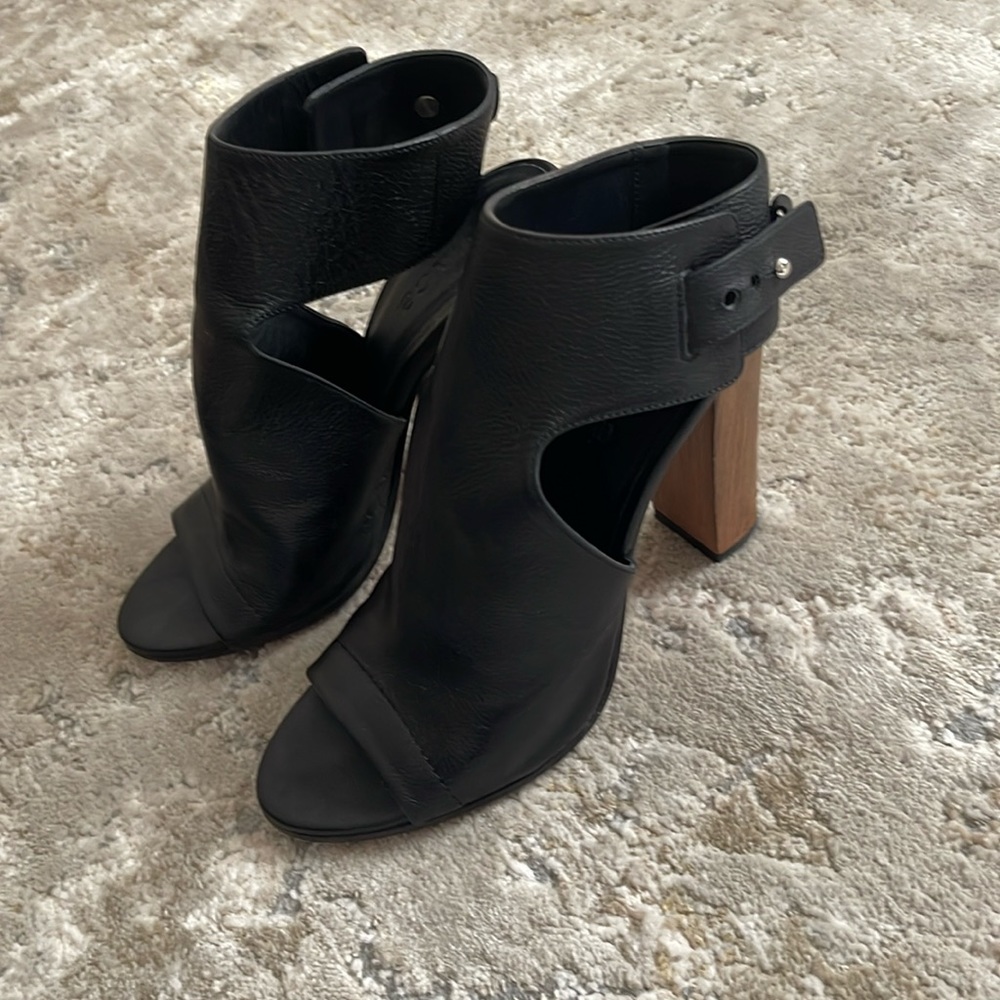 Vince Sandals
